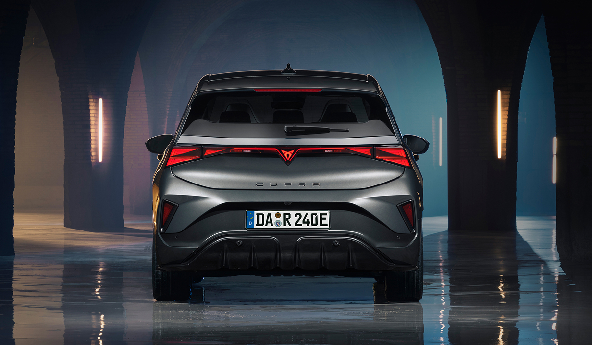 CUPRA Born in Dunkelgrau bei Nacht auf nasser Pflasterfläche